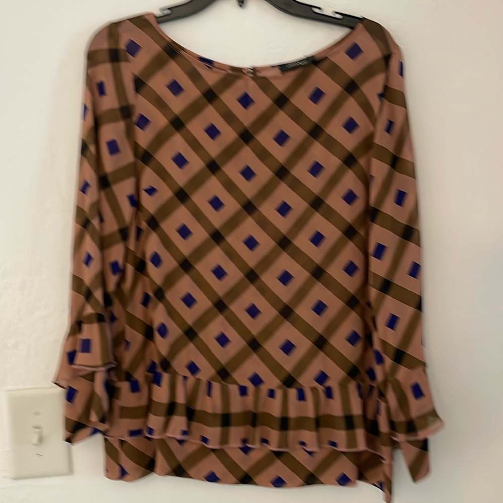 100% viscose fabric shirt, made in Italy. It’s in a very good condition.